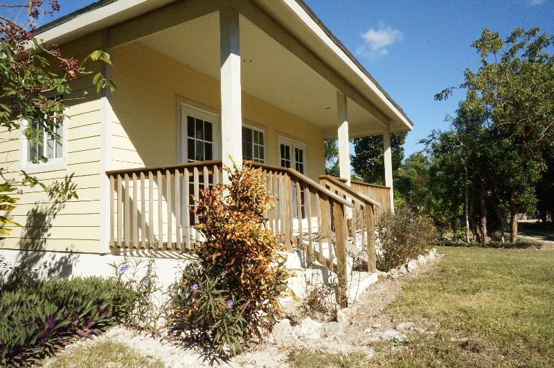 Island Seaside Suites Eleuthera Exterior photo